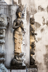 祈祷妇女 thaila 在寺庙的墙上雕刻的石头