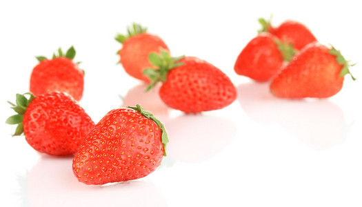 孤立在白色的新鲜草莓