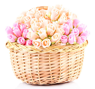 束美丽的人工鲜花在柳条篮子里，白色衬底上分离