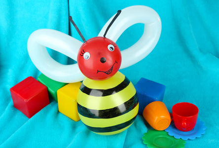 简单的气球动物的蜜蜂，在明亮的背景上