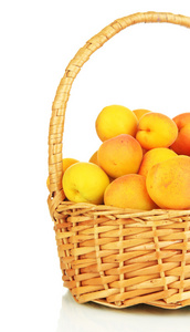 新鲜天然杏的柳条篮上白色隔离