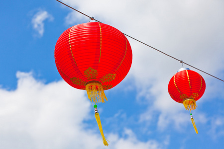 亚洲红纸灯笼中国的红纸灯笼蓝天的衬托照片