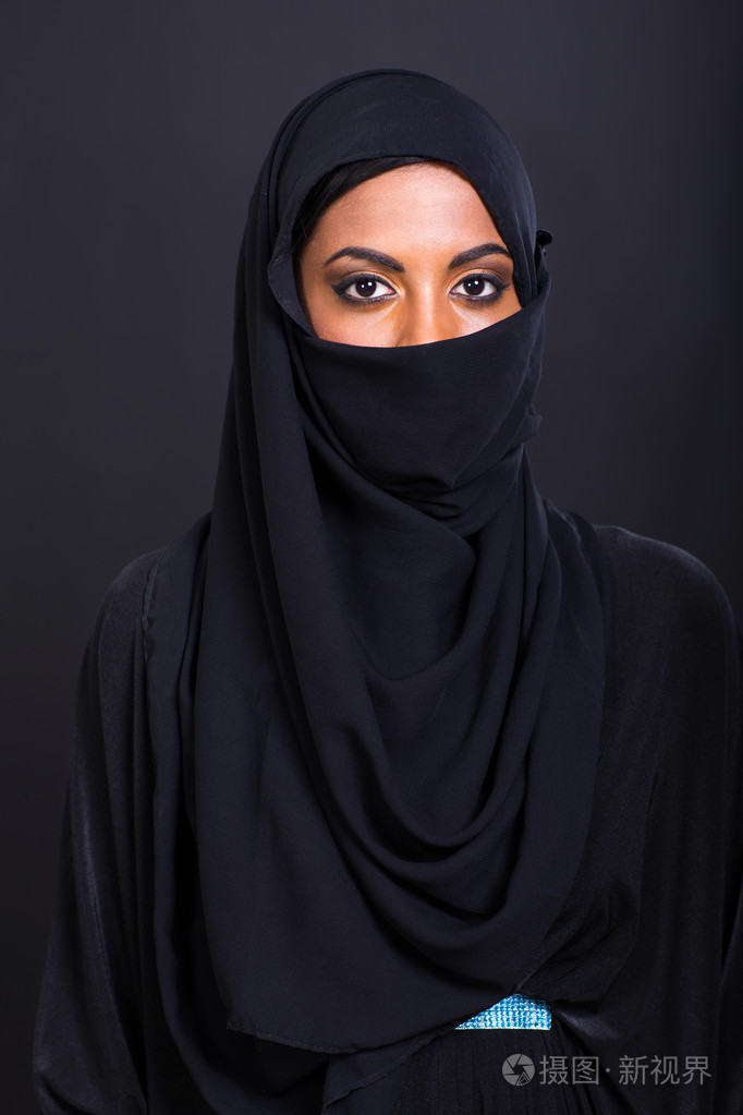 年轻的穆斯林女子在黑