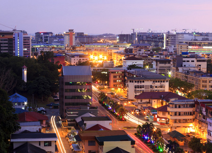 城市景观的但在黄昏时分在马来西亚沙巴，婆罗洲，