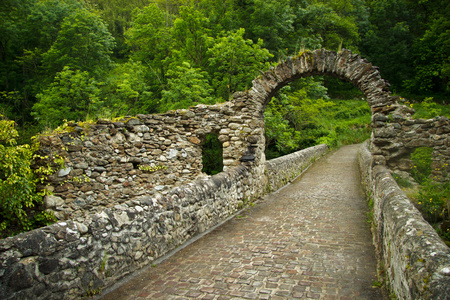 废墟的旧桥附近富瓦，法国