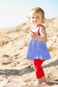 可爱的小宝贝女孩，在沙滩上