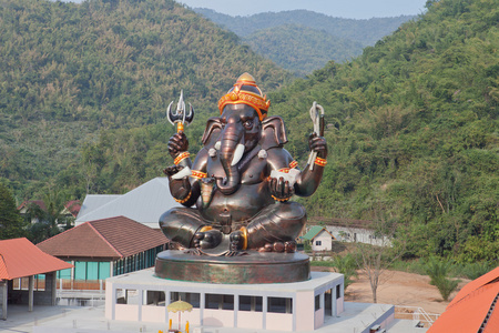 巨大的印度教神 ganesh 楼顶在临屋区的一座寺庙