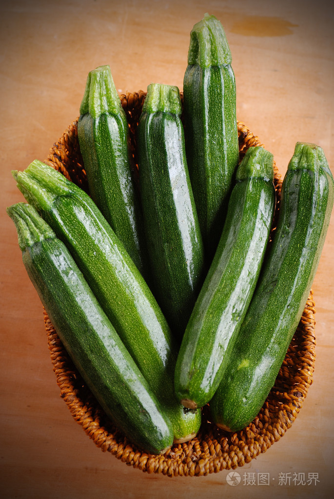 在桌上的绿色西葫芦