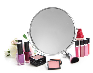 集团用的化妆品化妆和镜子，白色上孤立