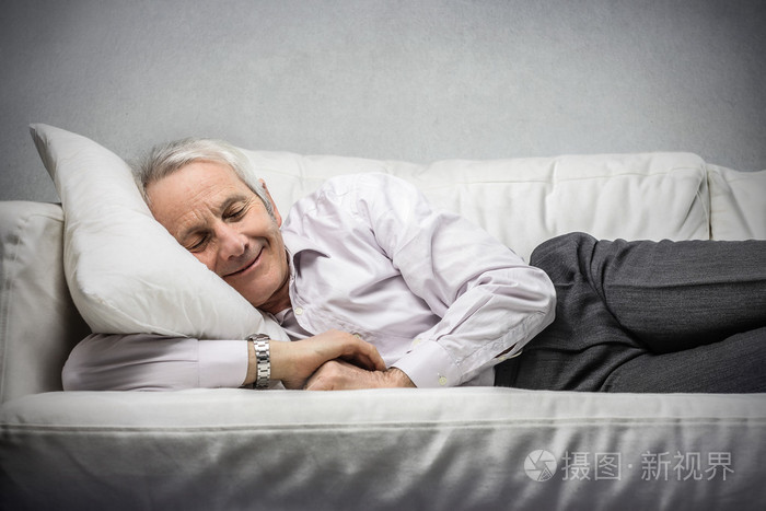 坐在沙发上休息的人