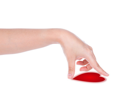 妇女手使用多点触摸手势捏到缩放红色的心