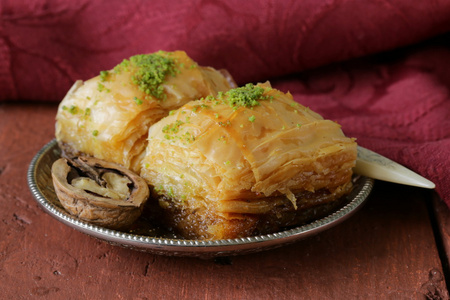 土耳其阿拉伯甜点果仁蜜饼以蜂蜜和坚果