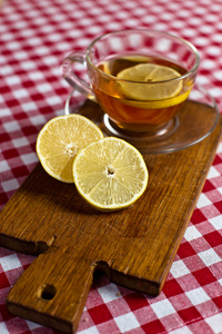 柠檬上木板和杯茶
