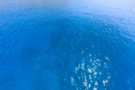 波光粼粼阳光照射的水的背景