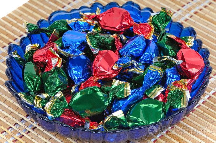 在一个蓝色的玻璃盘子里的巧克力糖果