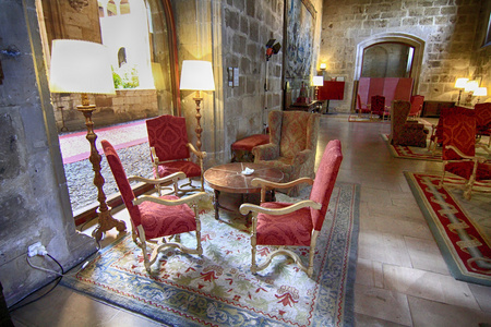 豪华的客厅里的中世纪城堡照片