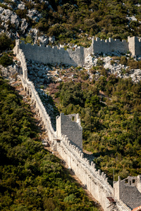 在斯通在克罗地亚附近的山坡上的古代防御墙