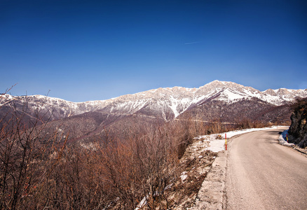 冬季景观展示洛基山和路