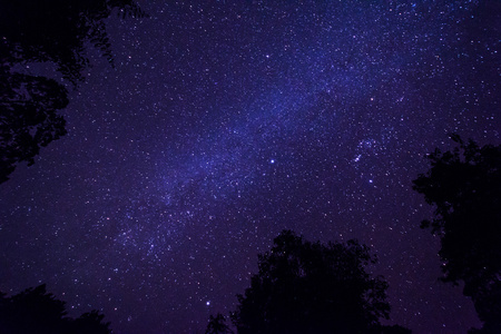 漆黑的夜空，有很多星星。空间背景