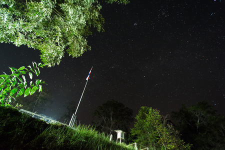 漆黑的夜空，有很多星星。空间背景