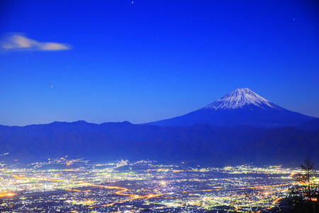 甲府市和富士山的夜景