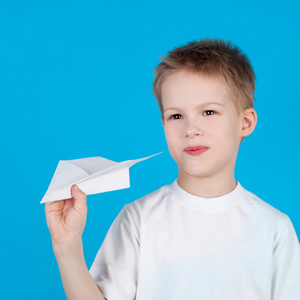 男孩与纸飞机