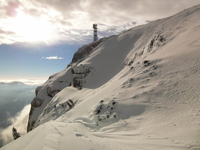 在滑雪胜地山的顶峰从低雾都突出来了