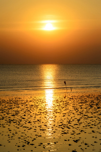 日落时分的 bangpoo 海滩，泰国