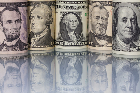 美国在玻璃桌的港元银行纸币图片