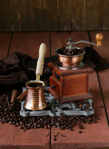 一张小木桌上豆豆的铜咖啡壶