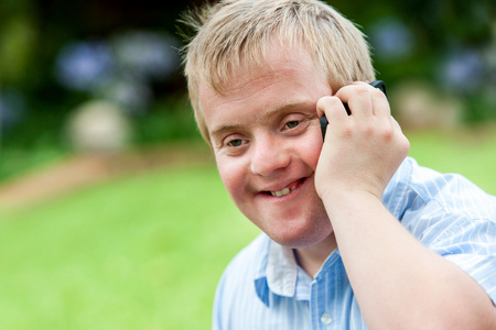 残疾的男孩谈手机