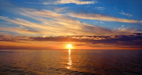 在日落时打开波罗的海