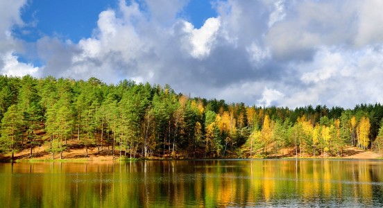 湖景观在秋天的季节