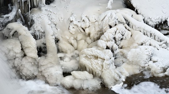 冬天与美丽冰柱的瀑布