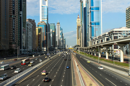 迪拜，阿拉伯联合酋长国12 月 23 日 谢赫  扎耶德路在 2013 年 12 月 23 日在阿联酋迪拜的发展。迪拜是 