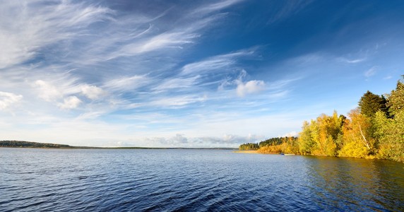 湖景观在秋天的季节