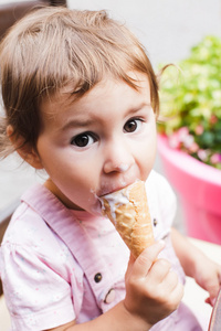 女孩吃着冰淇淋。