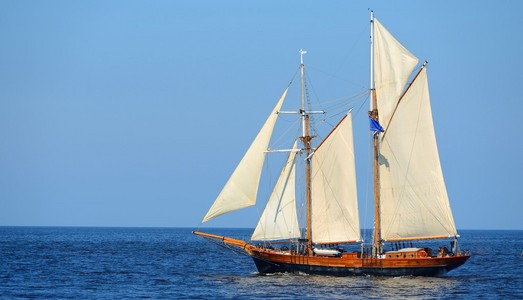 军舰大海老历史高船 游艇 与白帆在蔚蓝的大海照片