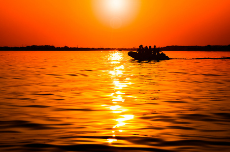 小船漂浮在夕阳下图片