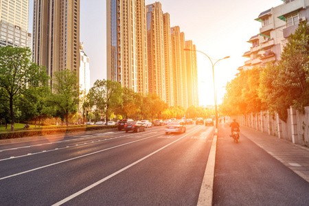 空荡荡的街道，在现代化的城市