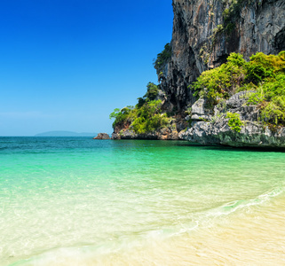 清澈的水和蓝蓝的天空。phra nang 海滩泰国