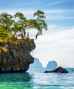 清澈的水和蓝蓝的天空。phra nang 海滩泰国