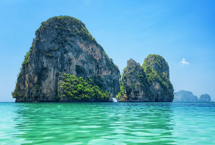 清澈的水和蓝蓝的天空。phra nang 海滩泰国