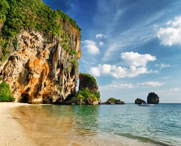 清澈的水和蓝蓝的天空。phra nang 海滩泰国