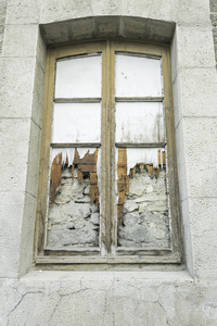 旧的窗户被打破了
