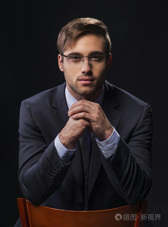 英俊的年轻男子肖像