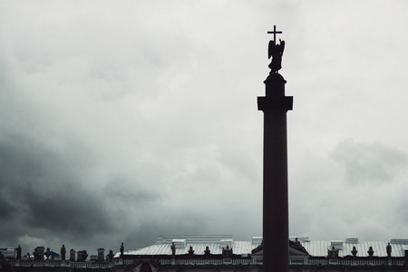亚历山大柱是布达拉宫广场在圣彼得堡，俄罗斯