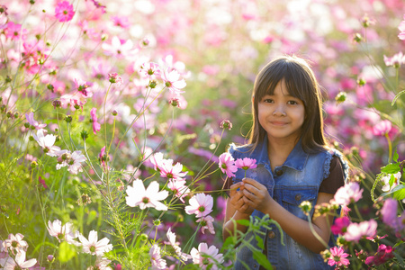 小亚洲女孩在花卉场
