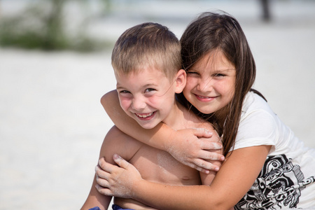 bambini felici godono giorno destate in spiaggia快乐的孩子们在沙滩上享受夏季的一