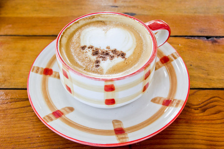 热咖啡拿铁艺术与赫拉特杯中的形状